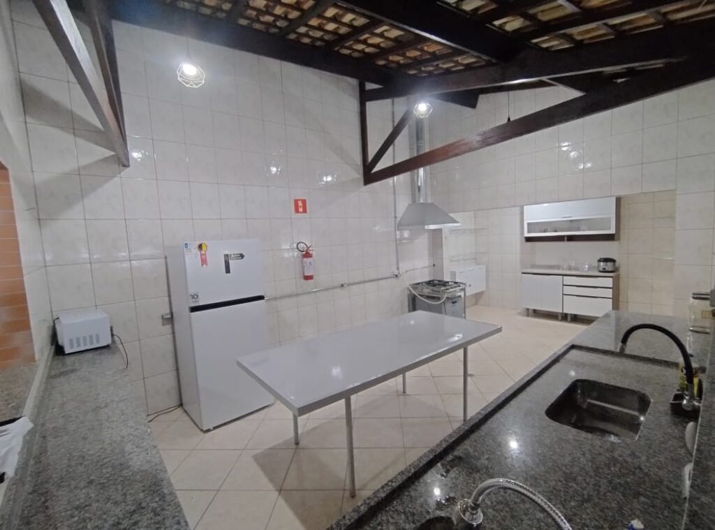 Cozinha ampla equipada